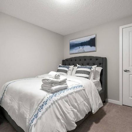 Modern Basement Gem: 2 Bedroom Retreat YYC Eksteriør bilde