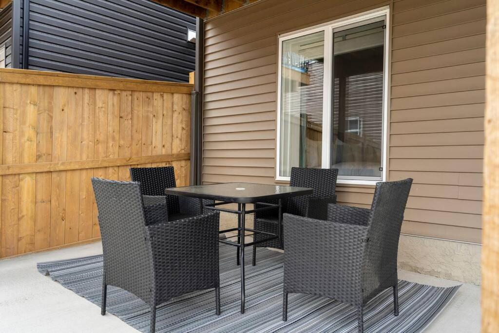 Modern Basement Gem: 2 Bedroom Retreat YYC Eksteriør bilde