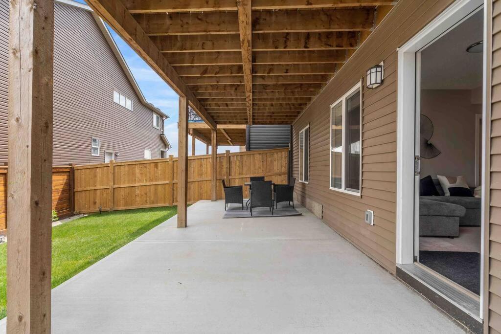 Modern Basement Gem: 2 Bedroom Retreat YYC Eksteriør bilde