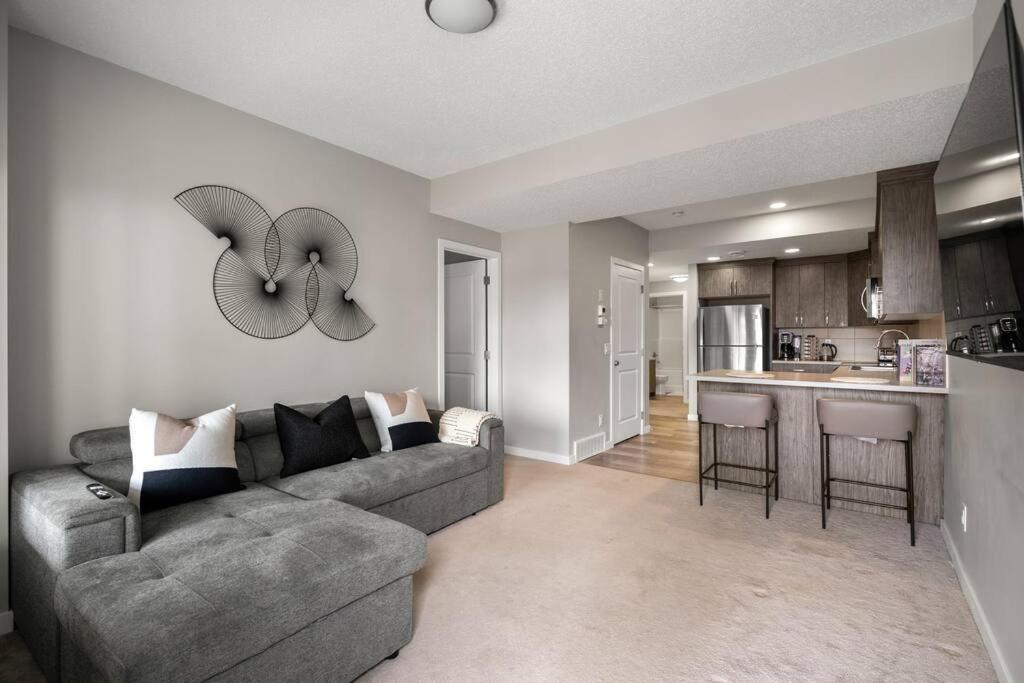 Modern Basement Gem: 2 Bedroom Retreat YYC Eksteriør bilde