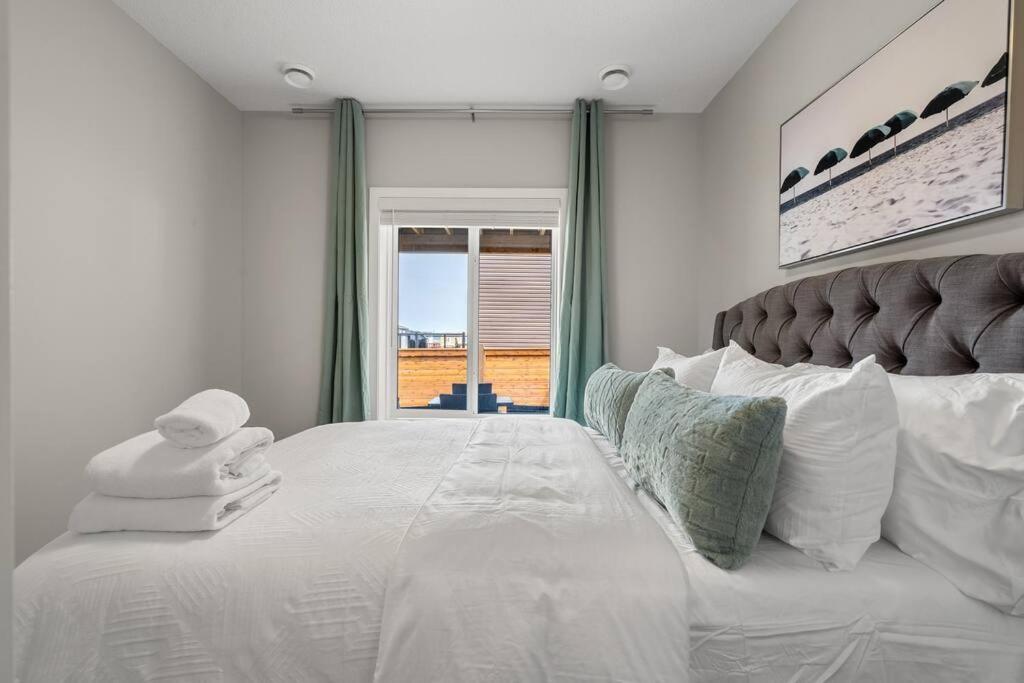 Modern Basement Gem: 2 Bedroom Retreat YYC Eksteriør bilde