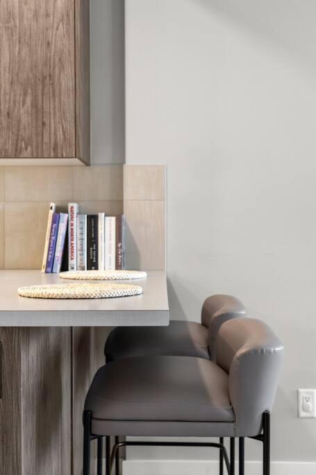 Modern Basement Gem: 2 Bedroom Retreat YYC Eksteriør bilde