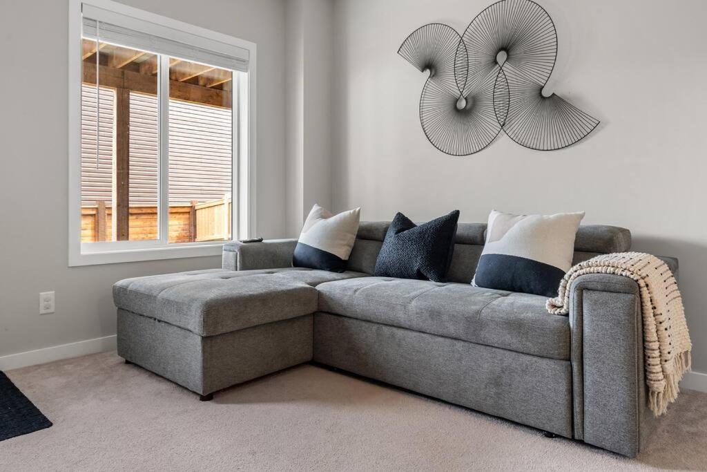 Modern Basement Gem: 2 Bedroom Retreat YYC Eksteriør bilde