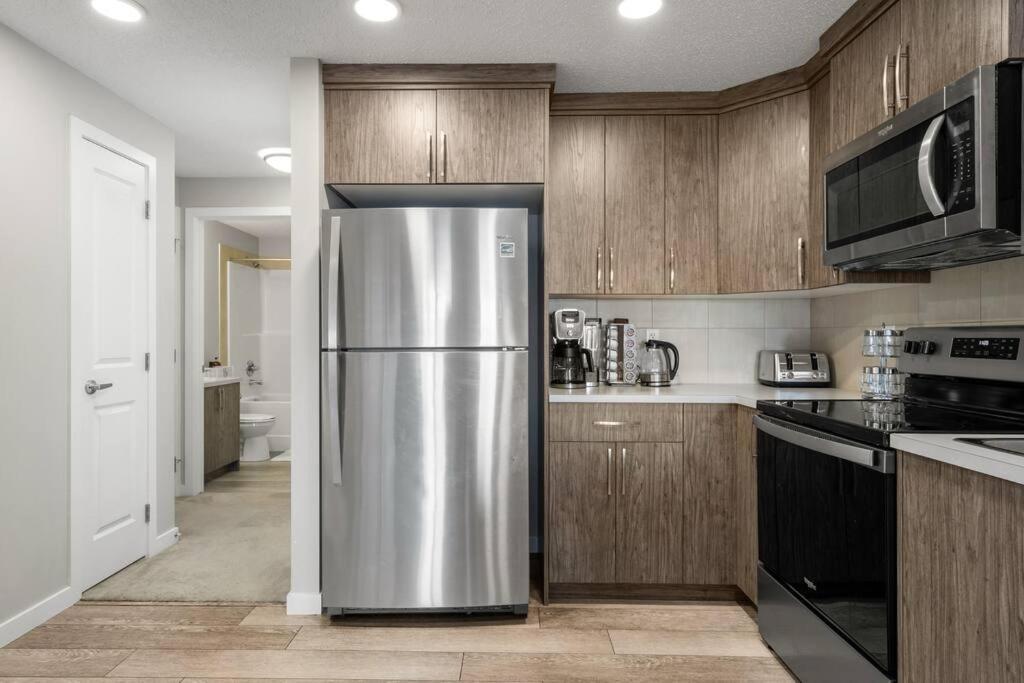 Modern Basement Gem: 2 Bedroom Retreat YYC Eksteriør bilde