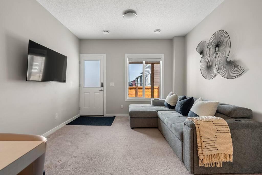 Modern Basement Gem: 2 Bedroom Retreat YYC Eksteriør bilde